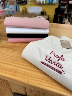 Camiseta Bordada Profe · Chica