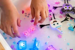 GloPals Set Personaje + 2 Cubos luz LUMI Lila