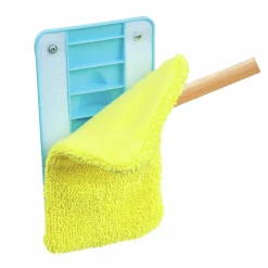 Juego de limpieza con escoba · Hape