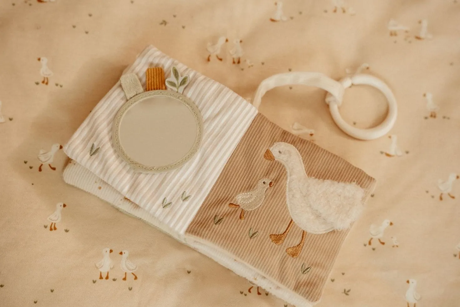 Librito Blando Actividades anilla Newborn Naturals · Little Dutch