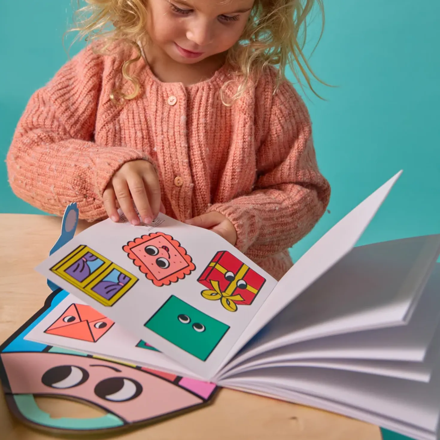 Libro stickers Montessory Formas Geométricas · Omy