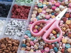 Maxi Caja 16 colores perlas Nature con accesorios · La Petite Épicerie