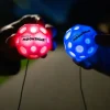 Pelota con cuerda elástica para muñeca LED · Waboba