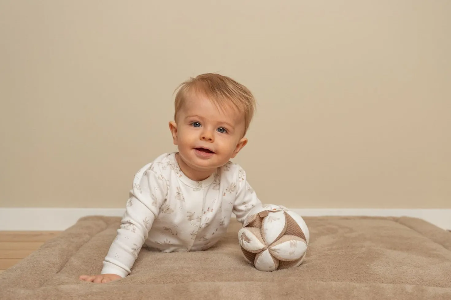 Pelota Montessori Baby Bunny · Little Dutch