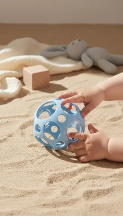 Pelota sensorial con sonajero · Little L