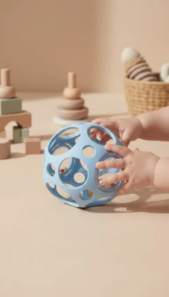 Pelota sensorial con sonajero · Little L
