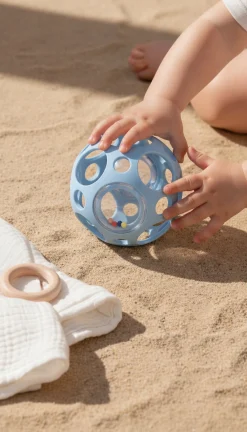 Pelota sensorial con sonajero · Little L