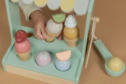 Puesto de helados de madera · Little Dutch